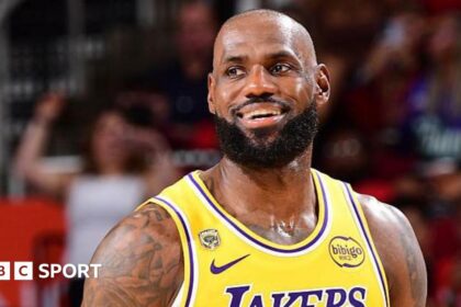 Lakers ganan en tiempo extra, lideran 3-0