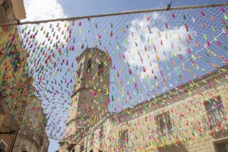 Toldo de borlas da color a Tàrrega