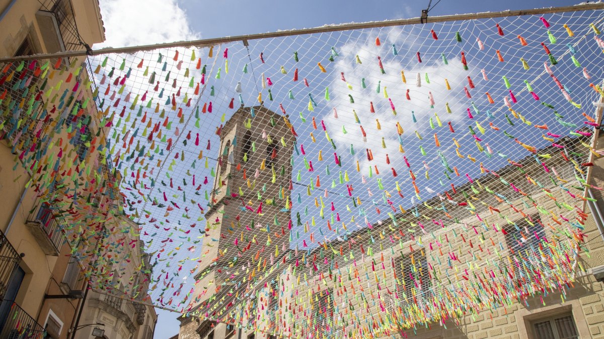 Toldo de borlas da color a Tàrrega