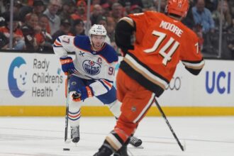 McDavid bajo presión de los Ducks