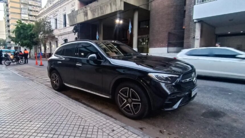 Kudelka choca moto en Alsina y Córdoba