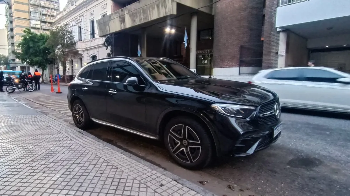 Kudelka choca moto en Alsina y Córdoba