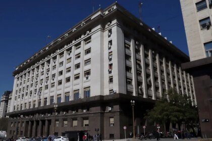 Reestructuración de deuda: Economía extiende vencimientos de letras dólar.