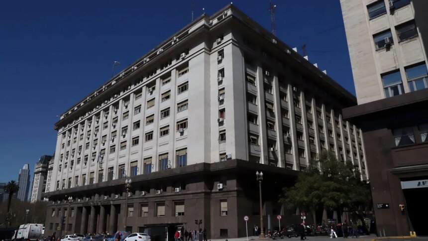 Reestructuración de deuda: Economía extiende vencimientos de letras dólar.