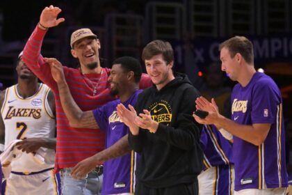 Reaves en duda para Lakers-Rockets