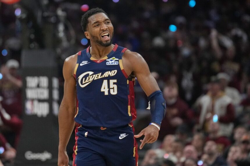 Mitchell Harden guían a Cavs a victoria 115-105