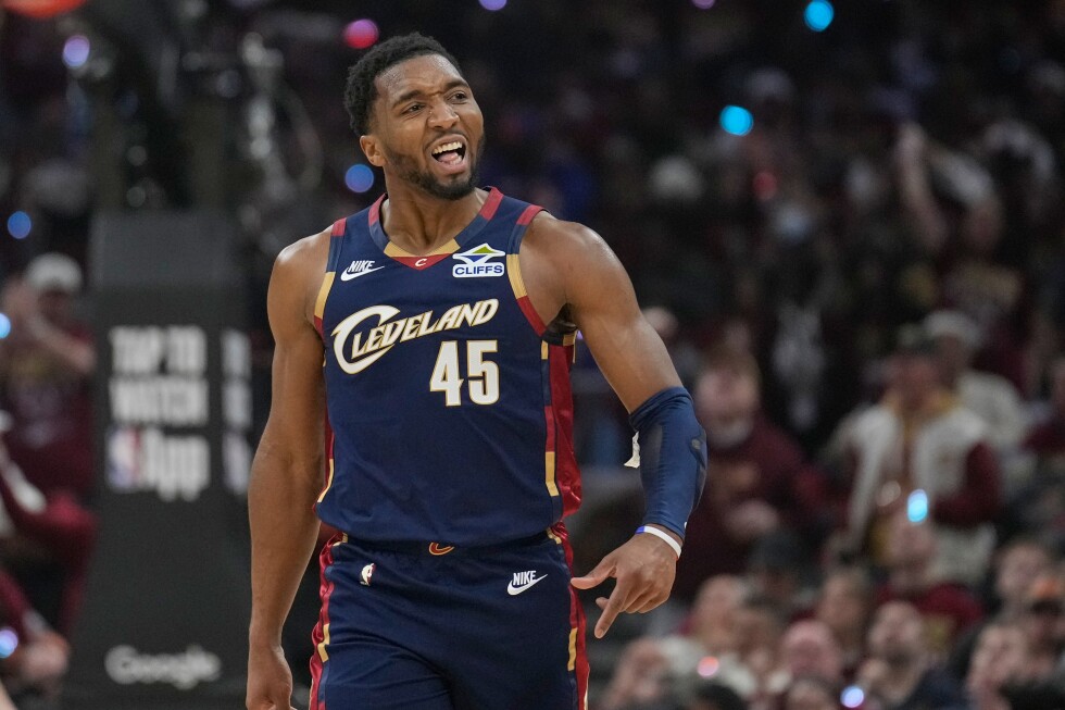 Mitchell Harden guían a Cavs a victoria 115-105