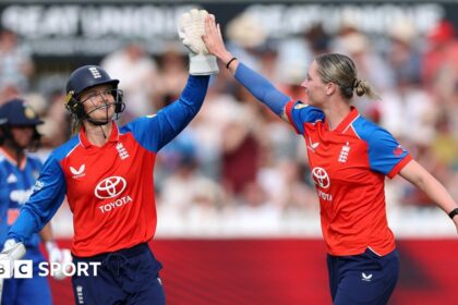 Inglaterra vence a India, Freya Kemp inspira victoria
