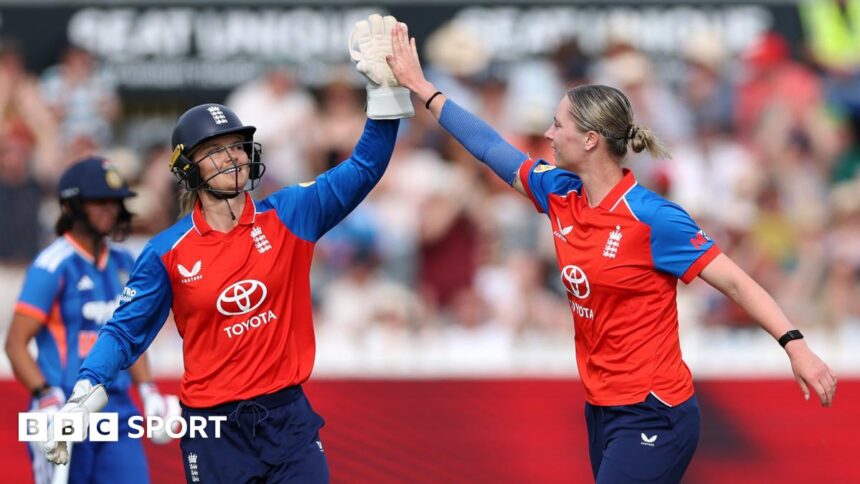Inglaterra vence a India, Freya Kemp inspira victoria