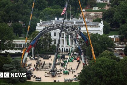 Casa Blanca instala jaula UFC por 250 años.