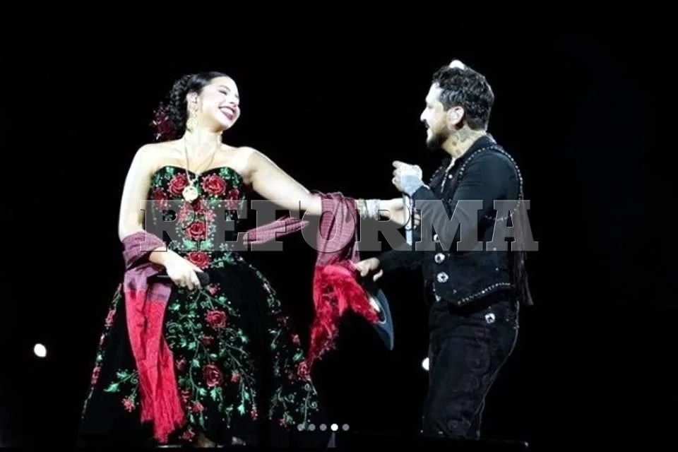 Celebran Nodal y Ángela en plaza