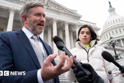 Massie, republicano firme ante Trump, busca gran victoria