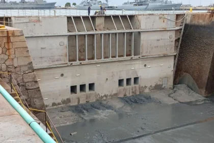 Nueva compuerta Dique 2 Puerto Belgrano operativa