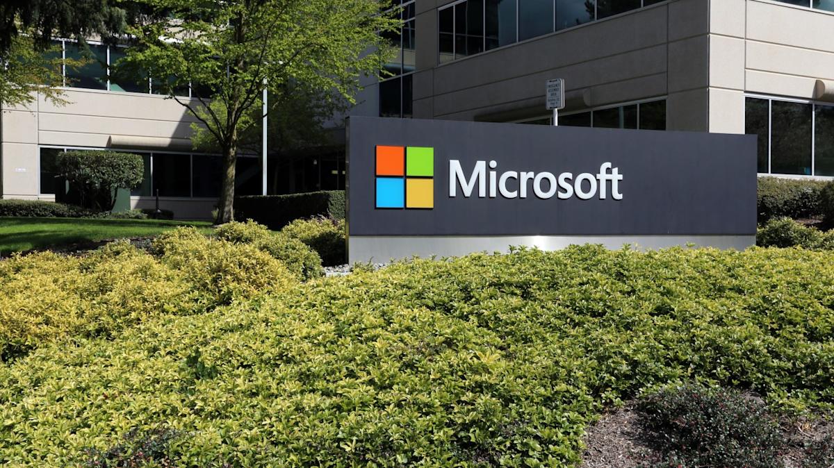 Microsoft sube 4% desafiando caída NASDAQ