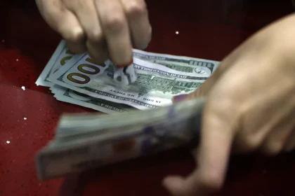 Peso gana 0,74% en mayo, suma 3,72% anual