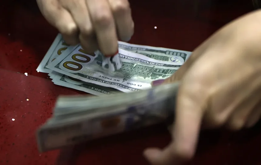 Peso gana 0,74% en mayo, suma 3,72% anual