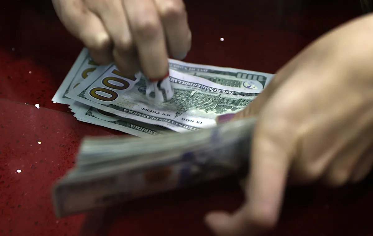Peso gana 0,74% en mayo, suma 3,72% anual
