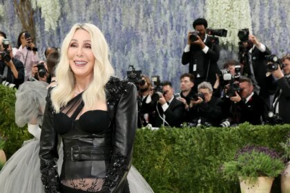 Cher: Reina del vestido transparente revive look 1974.