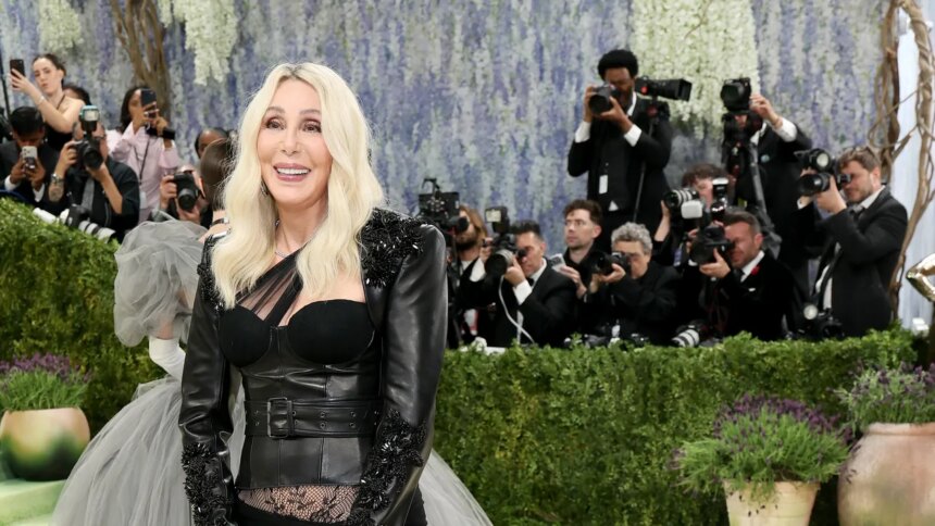 Cher: Reina del vestido transparente revive look 1974.