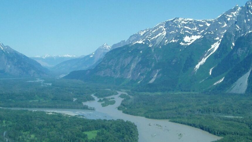 Canagold: buque gigante al río Taku