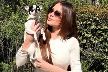 Sofía Vergara cambia escote por vestido blanco ajustado