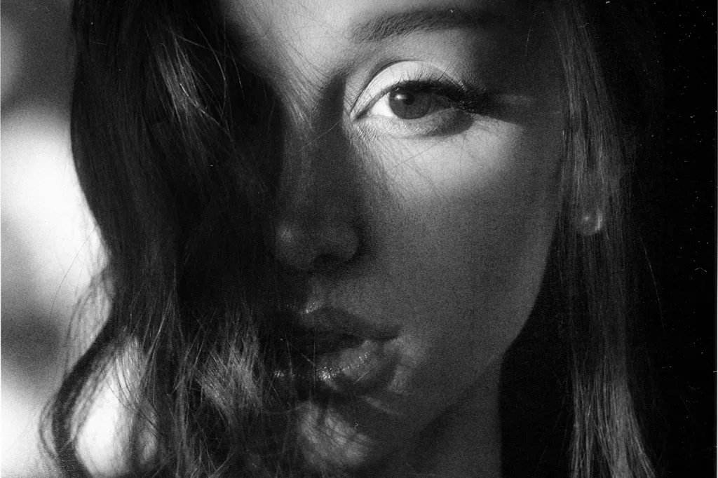 Ariana Grande adelanta video “Odio amarte”
