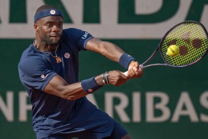 Tiafoe grita a rival en remontada en Roland Garros
