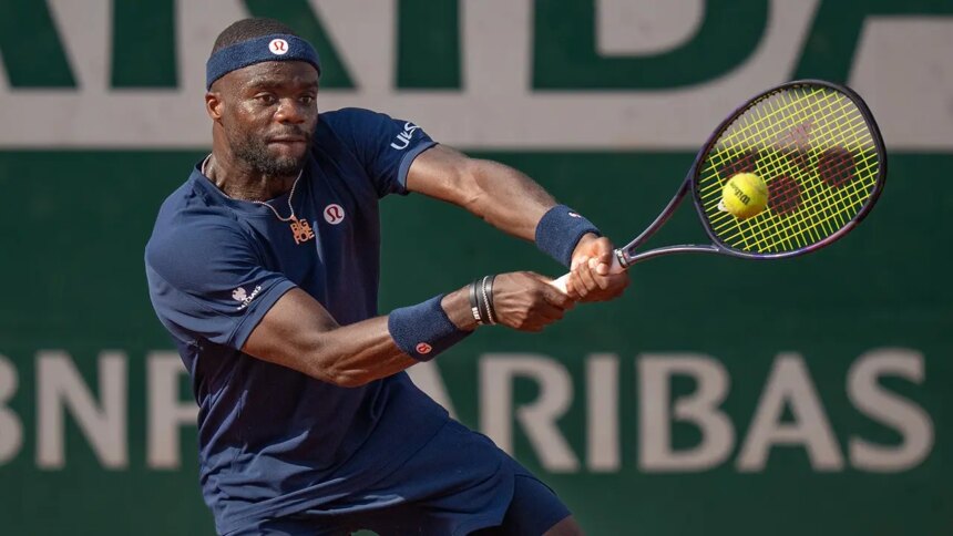 Tiafoe grita a rival en remontada en Roland Garros