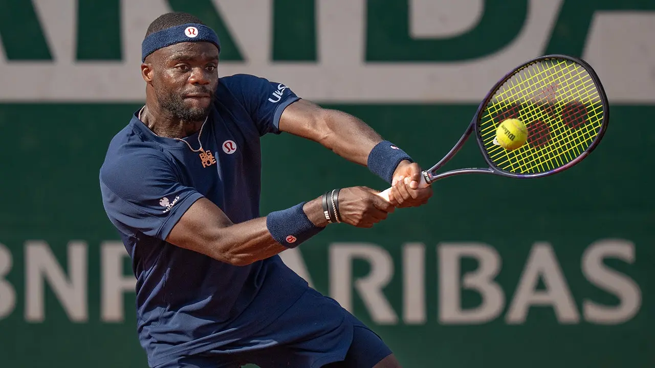 Tiafoe grita a rival en remontada en Roland Garros