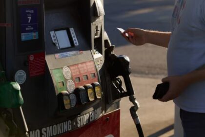 Trump busca quitar impuesto gasolina. No esperes mucho cambio