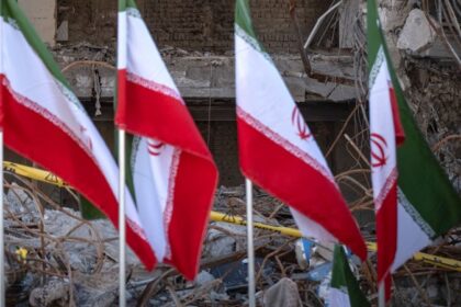 Noticias Irán: EEUU ataca sitios de lanzamiento en autodefensa