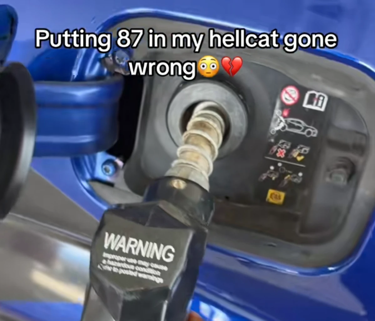 Dodge Hellcat con 87 octanos, el motor habló