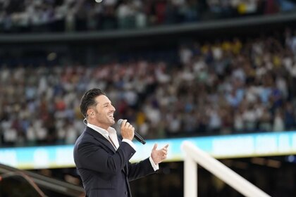 Bustamante despide al Papa con Rock Épico