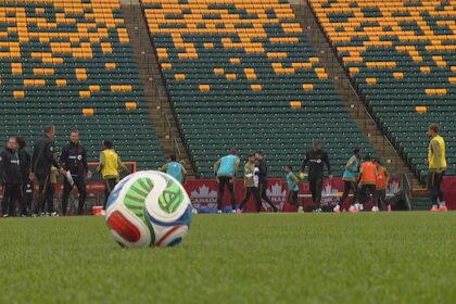Canadá busca ritmo en Edmonton
Canadá en busca de ritmo mundialista
Amistoso en Edmonton para Canadá
Edmonton: Canadá busca su ritmo