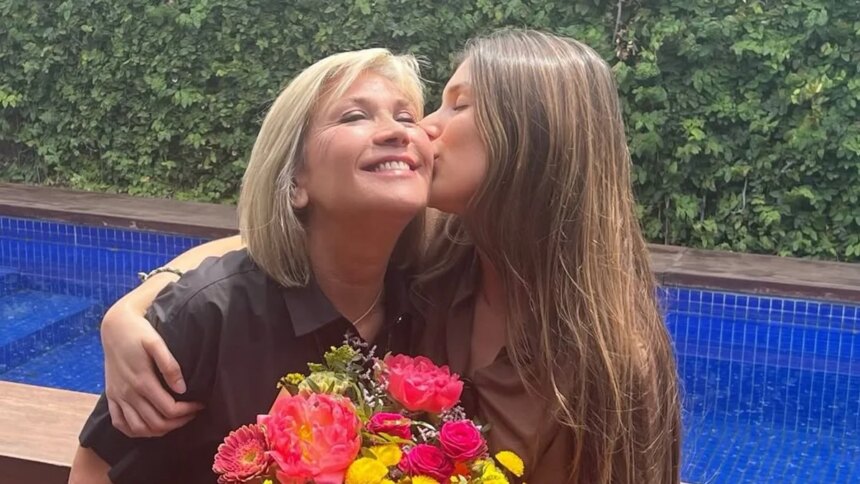 Orgullo Julia Otero: hija cirujana vascular tras enfermedad