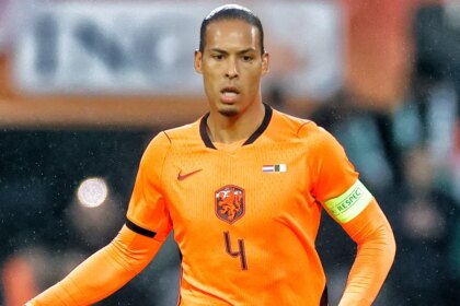 Van Dijk habla con Koeman sobre selección