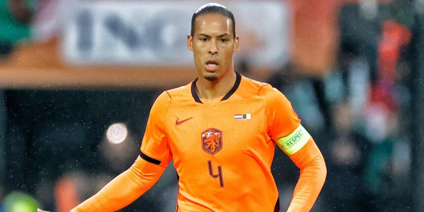 Van Dijk habla con Koeman sobre selección