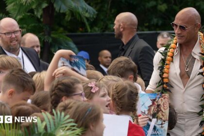 Estudiantes sorprendidos al conocer a The Rock en evento de Moana