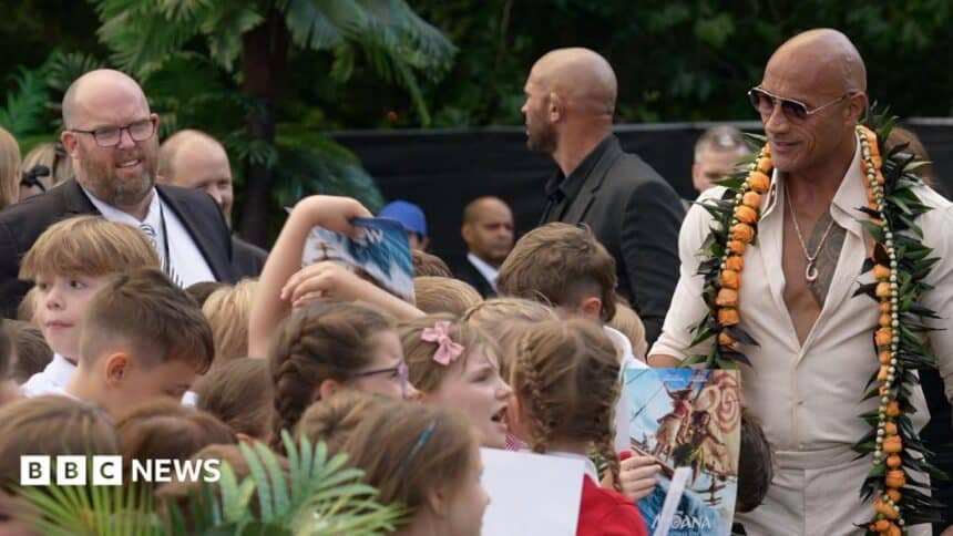 Estudiantes sorprendidos al conocer a The Rock en evento de Moana