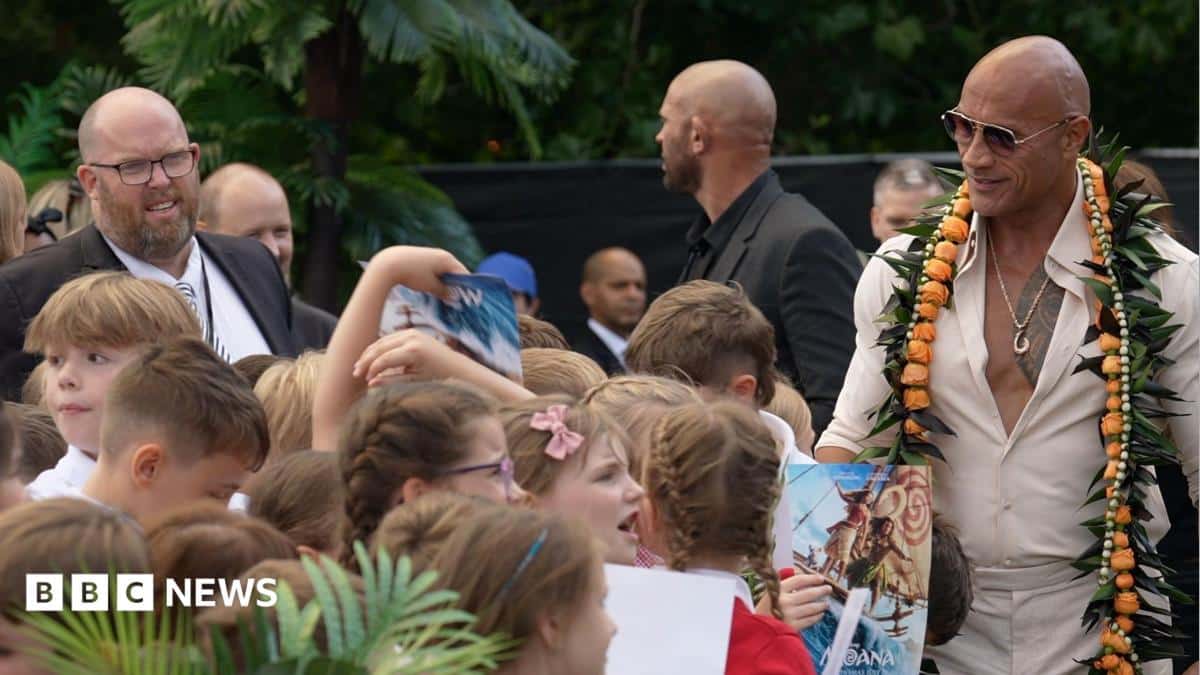 Estudiantes sorprendidos al conocer a The Rock en evento de Moana