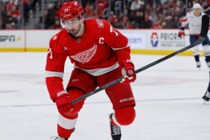 Dylan Larkin pide cambio Detroit