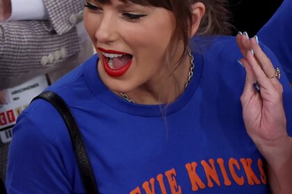 Alana Haim hizo camisa Taylor Swift