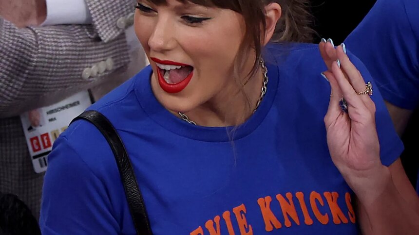 Alana Haim hizo camisa Taylor Swift