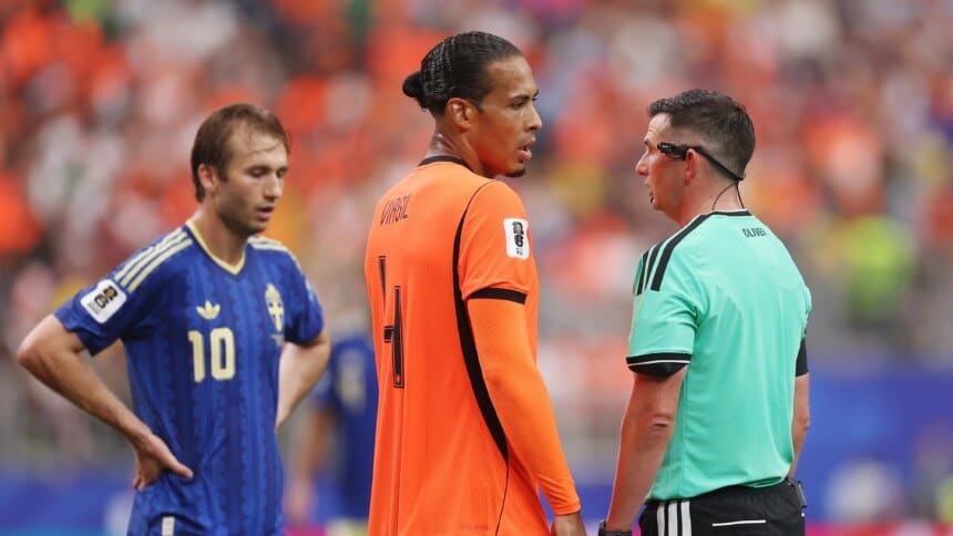 Por esta razon Virgil van Dijk juega siempre con mangas largas