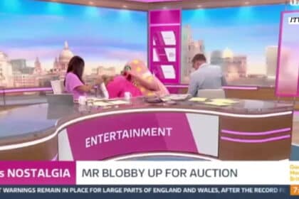 Mr Blobby tira a Kate Garraway de su silla en un caotico GMB