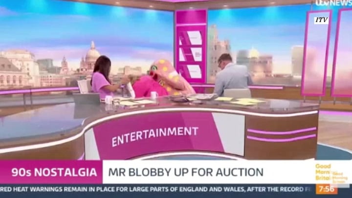 Mr Blobby tira a Kate Garraway de su silla en un caotico GMB