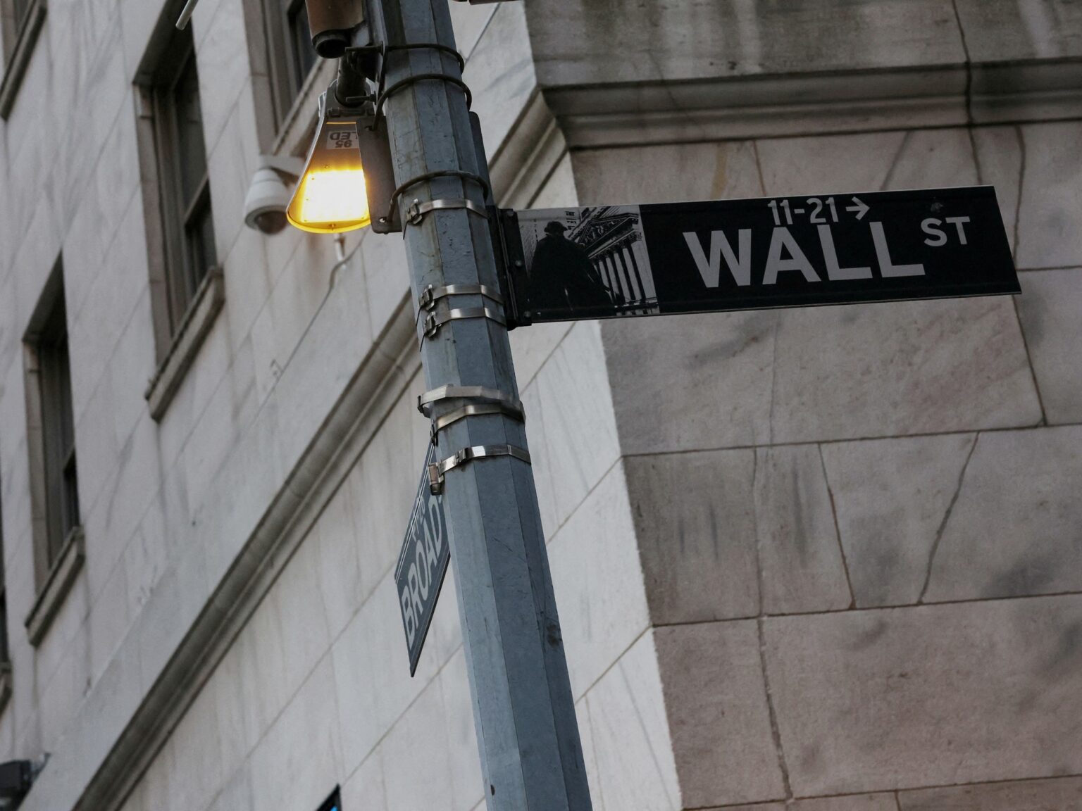 Dólar sube a .445, Riesgo País cae a 490