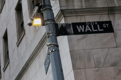 Dólar sube a .445, Riesgo País cae a 490