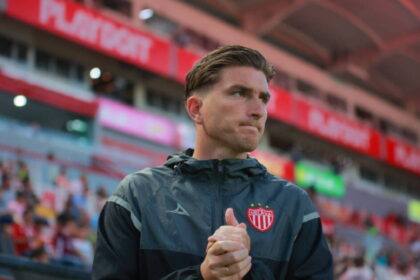 Ochoa firma con Rayos