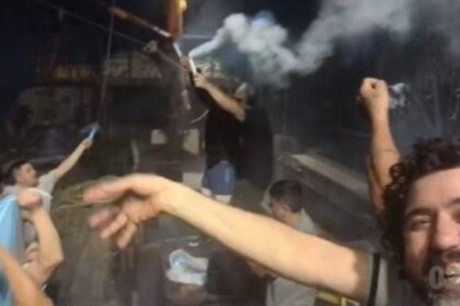 Caos en alta mar: tripulantes de un barco lanzan pirotecnia